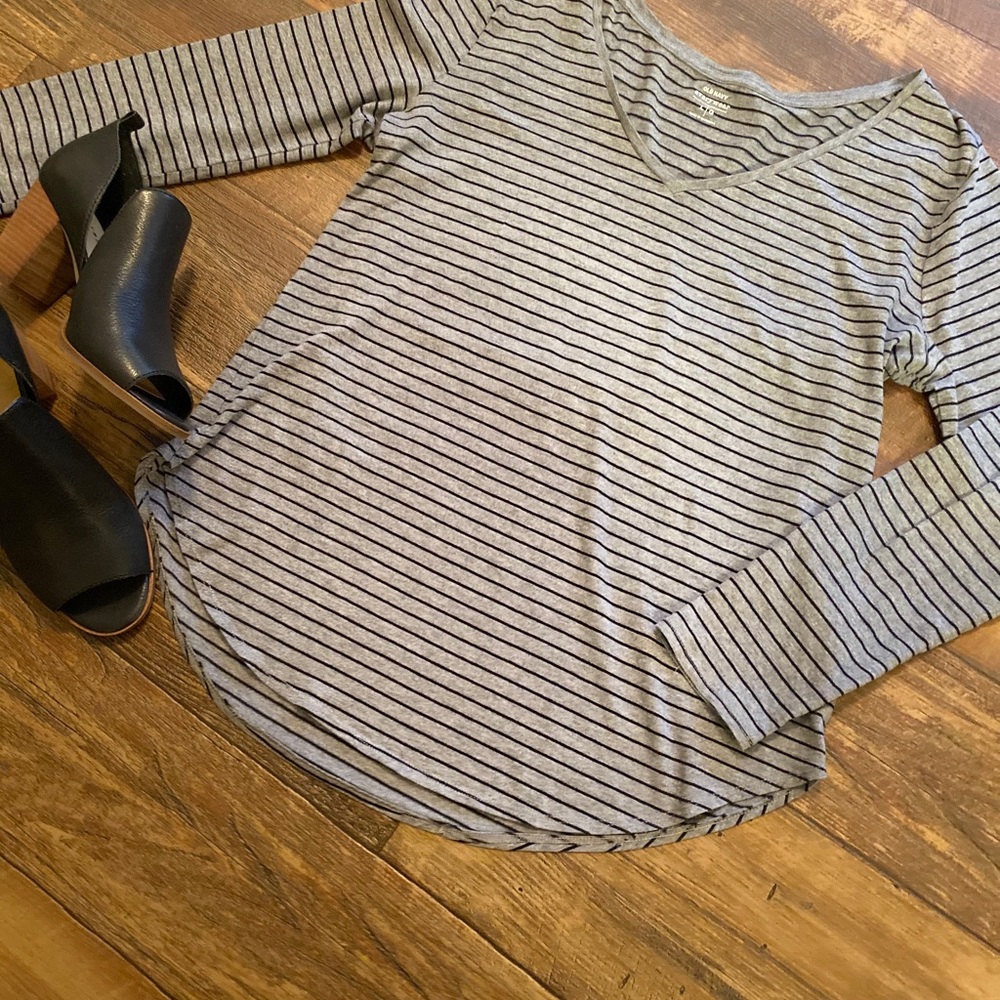 Minimalist gray striped top. Size L